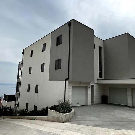 Apartment Cosmopolitan , Sea View, And Free Garage Parking Makarska