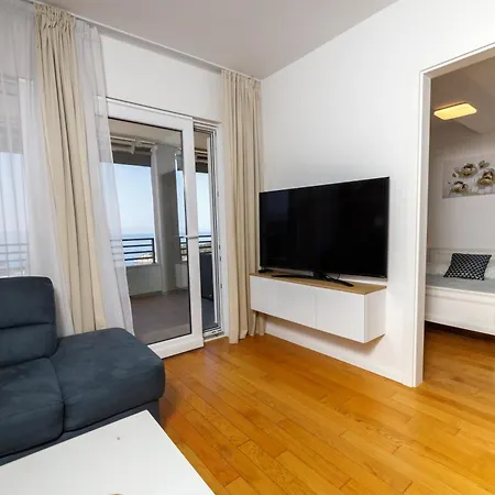 Apartment Cosmopolitan , Sea View, And Free Garage Parking