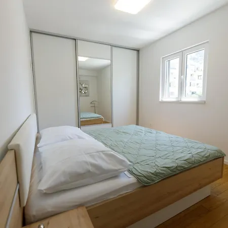 Apartment Cosmopolitan , Sea View, And Free Garage Parking *