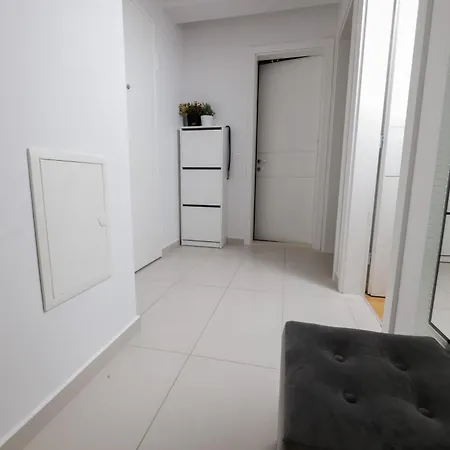 Apartment Cosmopolitan , Sea View, And Free Garage Parking Makarska