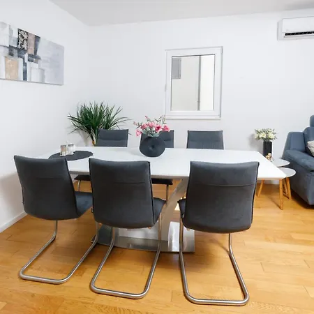 Cosmopolitan , Sea View, And Free Garage Parking Apartment Makarska