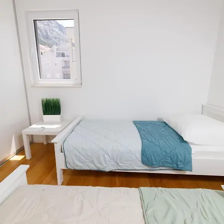 Cosmopolitan , Sea View, And Free Garage Parking Apartment *
