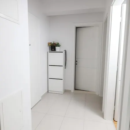 Cosmopolitan , Sea View, And Free Garage Parking Apartment
