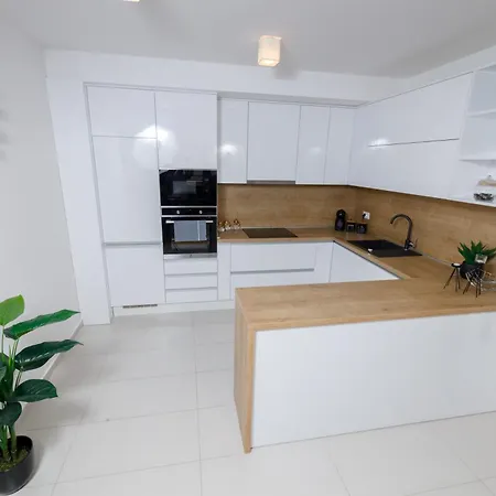 Apartment Cosmopolitan , Sea View, And Free Garage Parking *