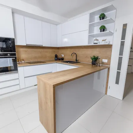 Cosmopolitan , Sea View, And Free Garage Parking Apartment
