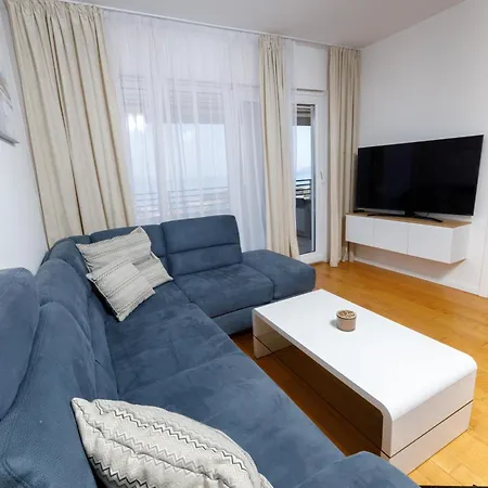 Cosmopolitan , Sea View, And Free Garage Parking Apartment *