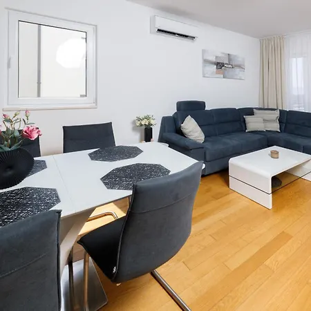 Cosmopolitan , Sea View, And Free Garage Parking Apartment Makarska