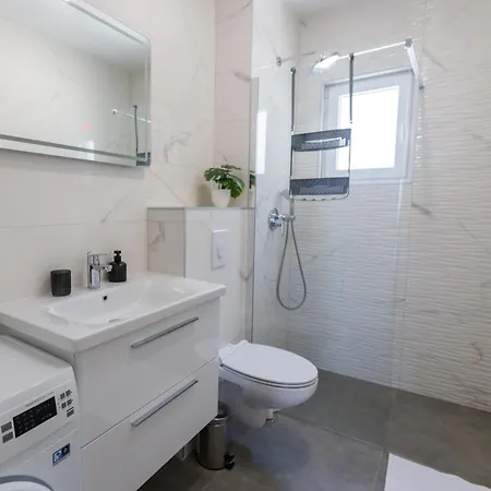 Apartment Cosmopolitan , Sea View, And Free Garage Parking *