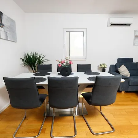 Apartment Cosmopolitan , Sea View, And Free Garage Parking