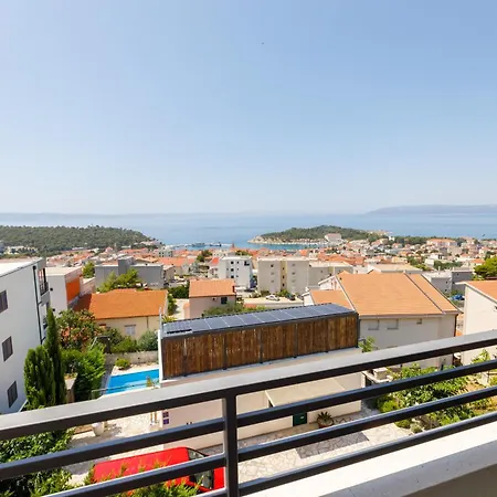 Cosmopolitan , Sea View, And Free Garage Parking Apartment